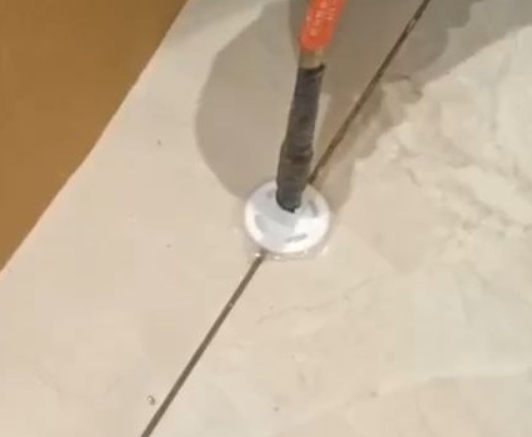 襄垣瓷砖空鼓维修公司专业解答瓷砖在铺贴过程中，如果没有涂抹均匀到位的粘结材料（如水泥砂浆或瓷砖胶），可能会导致以下问题
