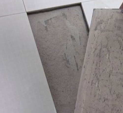 襄垣瓷砖空鼓维修公司分享瓷砖铺贴时如果打浆（即涂抹在瓷砖背面和基层上的砂浆或瓷砖胶）过少，会带来以下问题